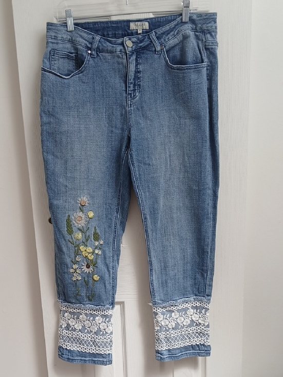 Tru Luxe Jeans Denim - Tru Luxe Embroidered Floral Light Blue Women's Crop Jeans with Lace Trim Size 12